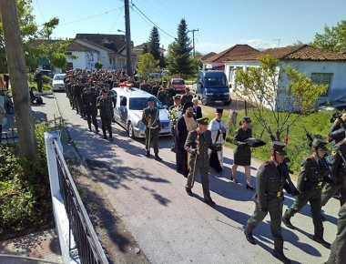 Θρήνος στο Παλαιοκκλήσι Καρδίτσας: Ο αποχαιρετισμός του συνταγματάρχη Θωμά Αδάμου